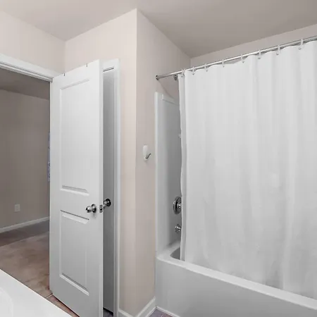 Peaceful 3br House With Ac Holiday home Charlotte
