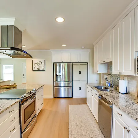 Hot Tub, Dock, Game Room! Stunning Wylie Holiday home Charlotte