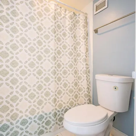 Near Uptown & Minutes To Hospital, Free Wi-fi, Coffee & Gym Holiday home