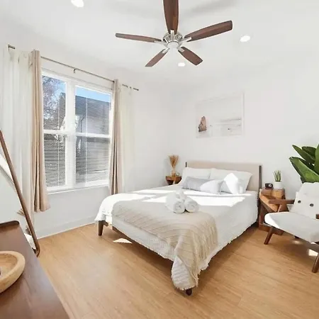 Holiday home Urban Retreat Walk To Stadiums & Uptown, Including Parking & Gym