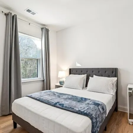Elegant Near Uptown, Airport & Stadium Holiday home