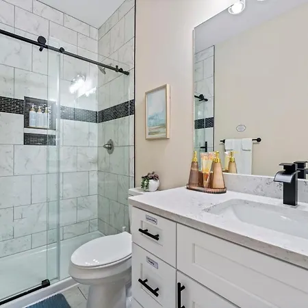 Away Near Uptown & Airport With Fenced Yard Holiday home *