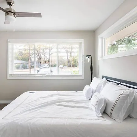 Escape W/ Spacious Yard * Charlotte