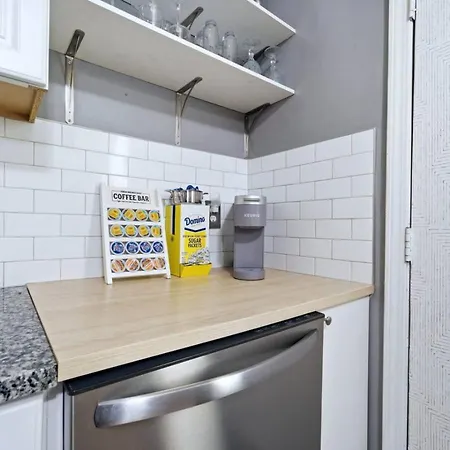 Uptown 3br Oasis - Ice Bath, Firepit, Private Yard Holiday home