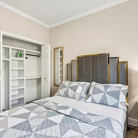 Away Near Uptown & Airport With Fenced Yard Holiday home