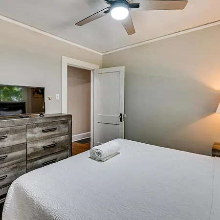 Duplex Close To Uptown And Sports *