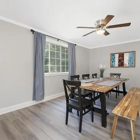 Large Group Paradise - Blocks From Uncc Holiday home Charlotte