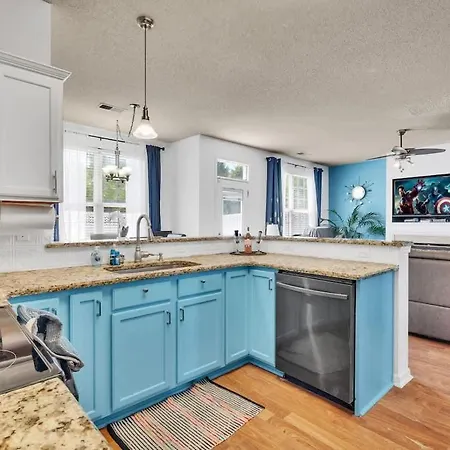 King Bed - Hot Tub - Fenced Yard - Near Carowinds Holiday home