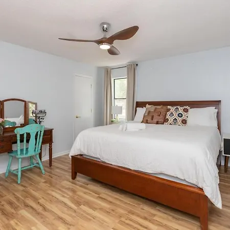 Cozy Single-story Near Pineville Hospital, Games Holiday home