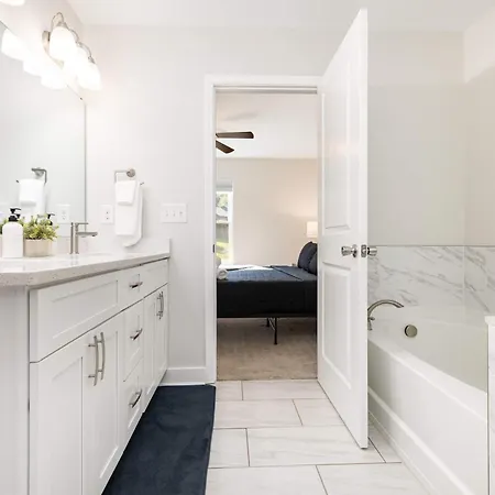 New Listing! Sleeps 11 - Fenced In Backyard Holiday home