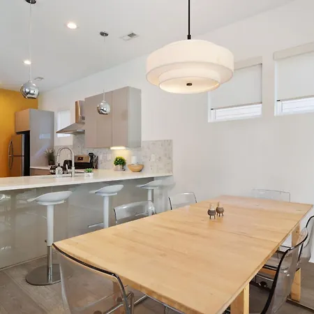 Holiday home Charming 3br With Patio *