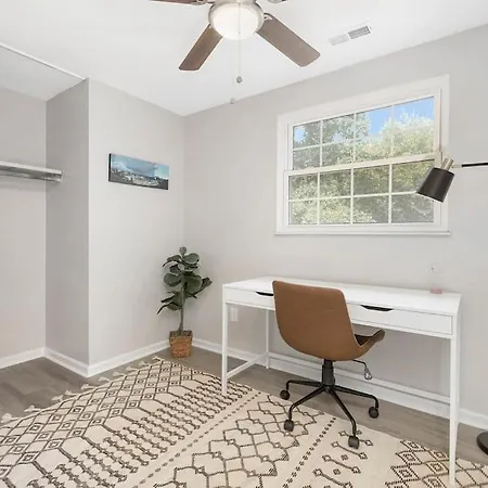 Large Group Paradise - Blocks From Uncc Holiday home Charlotte