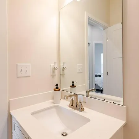 Private In Modern Townhome Homestay