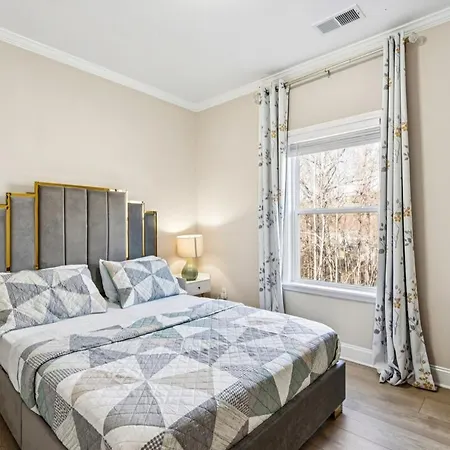 Holiday home Away Near Uptown & Airport With Fenced Yard Charlotte