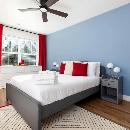 Luminous Urban Vacation Haven Near Catawba River In North Carolina Holiday home Charlotte