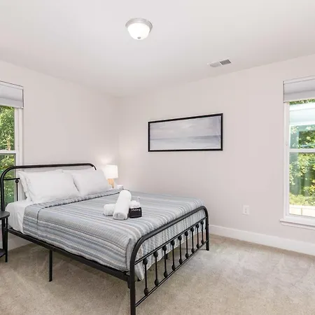 Holiday home New Listing! Sleeps 11 - Fenced In Backyard Charlotte