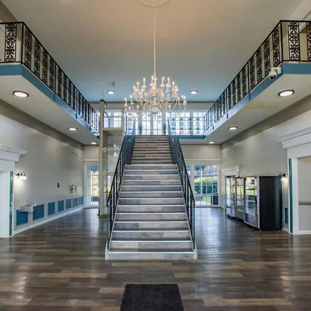 Holiday home Near Uptown & Minutes To Hospital, Free Wi-fi, Coffee & Gym *