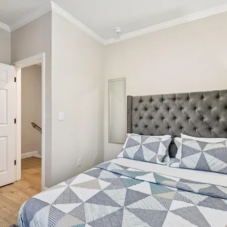 Holiday home Away Near Uptown & Airport With Fenced Yard *