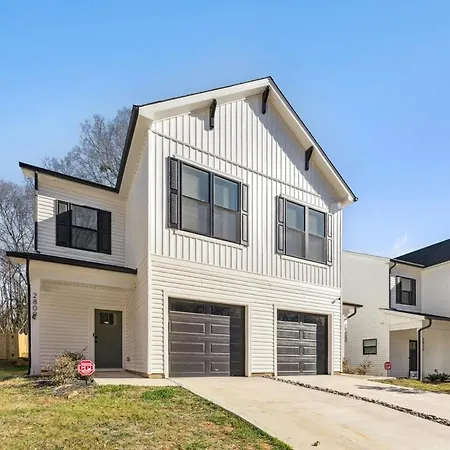 Elegant Near Uptown, Airport & Stadium Holiday home