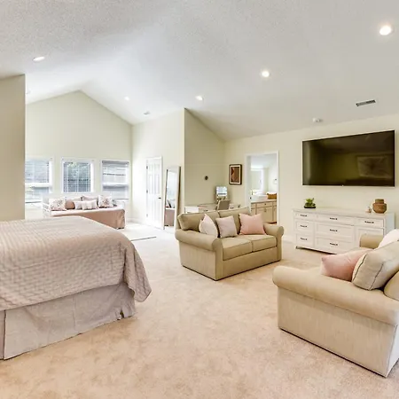 Hot Tub, Dock, Game Room! Stunning Wylie Holiday home