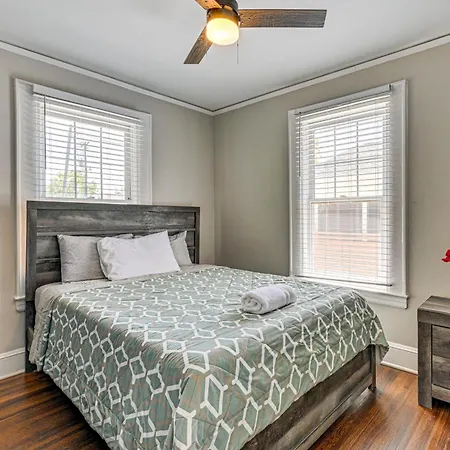 Duplex Close To Uptown And Sports Holiday home