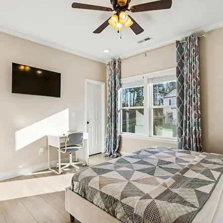 Away Near Uptown & Airport With Fenced Yard Holiday home *