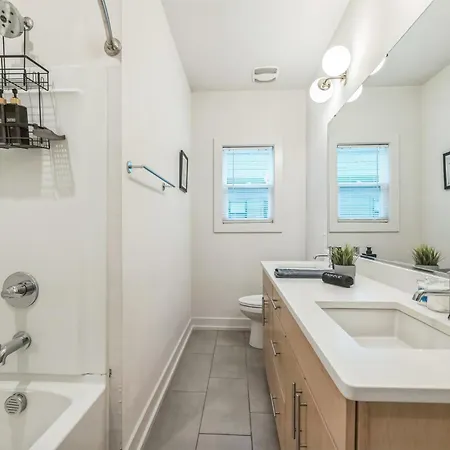 Spacious King Ste*pool Table*mins To Noda & Uptwn!