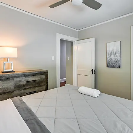 Duplex Close To Uptown And Sports Holiday home *