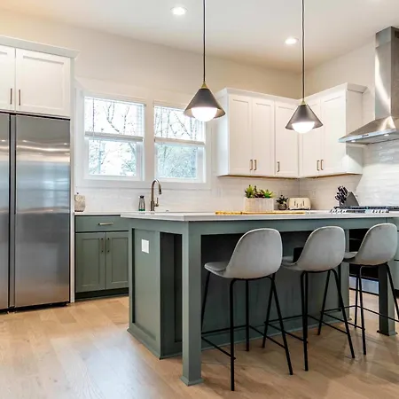 New Listing! 3br With King And Fenced In Yard Holiday home Charlotte