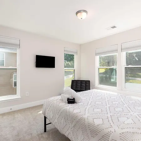 New Listing! Sleeps 11 - Fenced In Backyard *