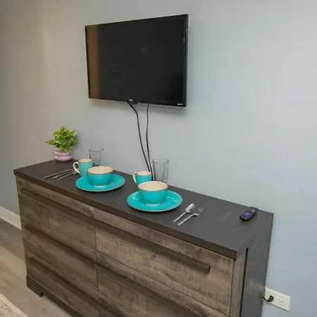 Near Uptown & Minutes To Hospital, Free Wi-fi, Coffee & Gym