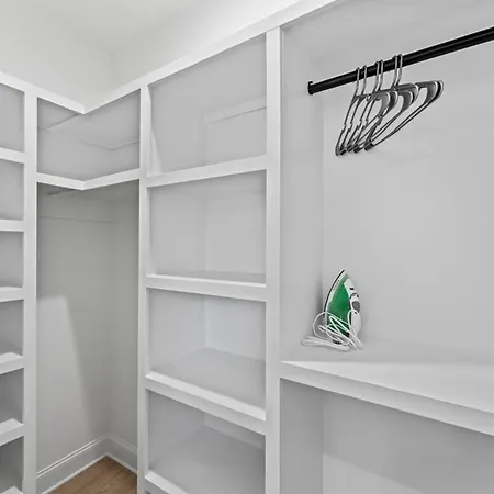 Away Near Uptown & Airport With Fenced Yard Holiday home *