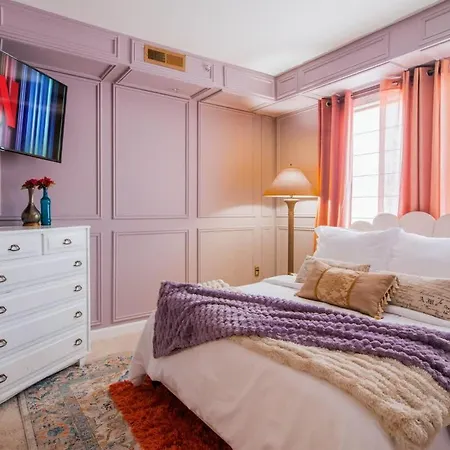 Alice & Wonderland Wellness Themed Uptown Spot Holiday home