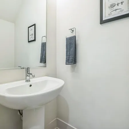 Holiday home Spacious King Ste*pool Table*mins To Noda & Uptwn! *
