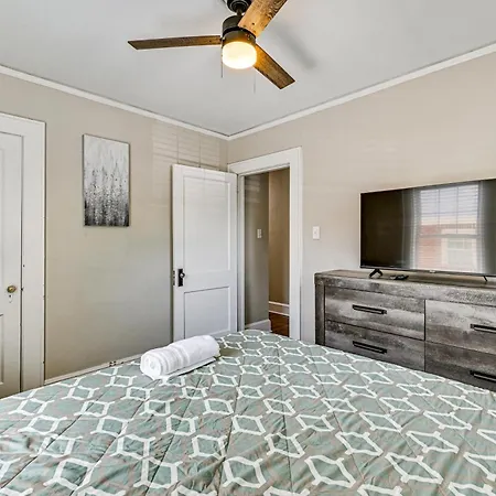 Duplex Close To Uptown And Sports