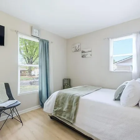 Holiday home Uptown 3br Oasis - Ice Bath, Firepit, Private Yard *