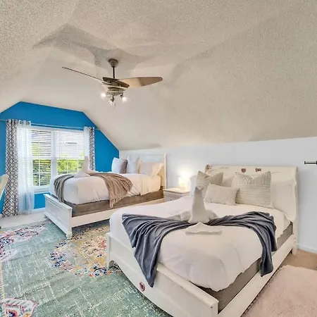 King Bed - Hot Tub - Fenced Yard - Near Carowinds Holiday home *