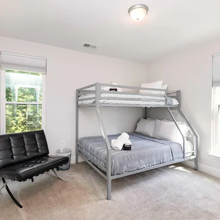 New Listing! Sleeps 11 - Fenced In Backyard Charlotte