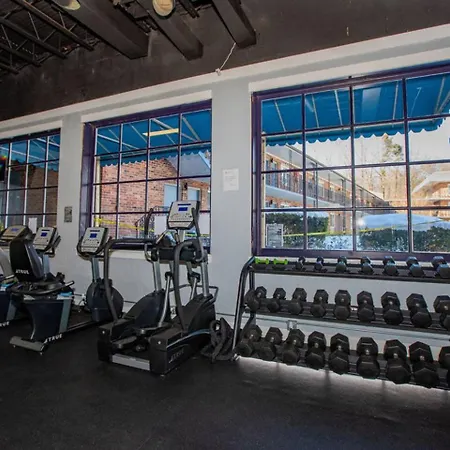 Near Uptown & Minutes To Hospital, Free Wi-fi, Coffee & Gym Holiday home *