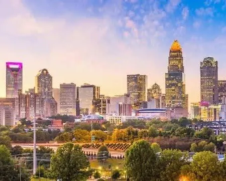Urban Retreat Walk To Stadiums & Uptown, Including Parking & Gym