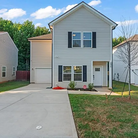 Away Near Uptown & Airport With Fenced Yard Holiday home *