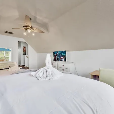 King Bed - Hot Tub - Fenced Yard - Near Carowinds *