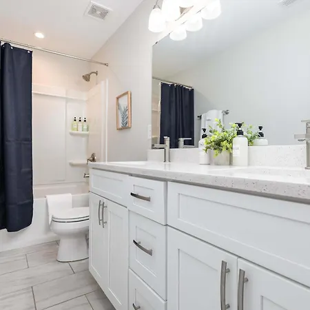 New Listing! Sleeps 11 - Fenced In Backyard Holiday home