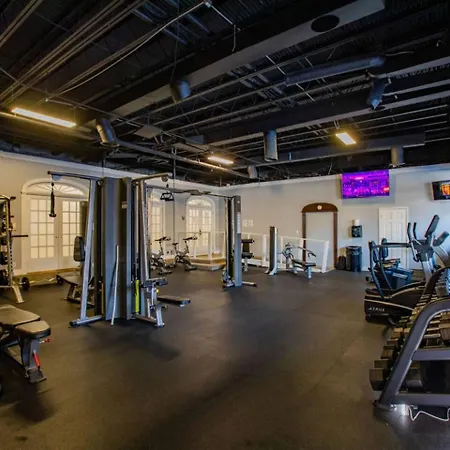 Near Uptown & Minutes To Hospital, Free Wi-fi, Coffee & Gym *