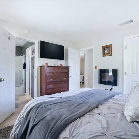 Uptown 3br Oasis - Ice Bath, Firepit, Private Yard Holiday home *