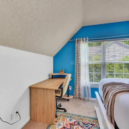 Holiday home King Bed - Hot Tub - Fenced Yard - Near Carowinds