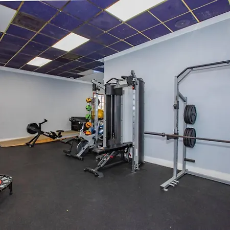 Near Uptown & Minutes To Hospital, Free Wi-fi, Coffee & Gym Holiday home *