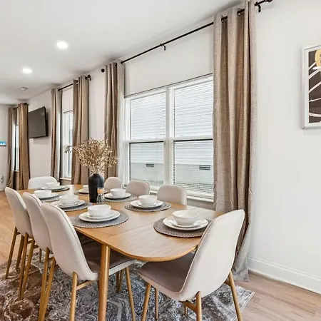 Holiday home Elegant Near Uptown, Airport & Stadium