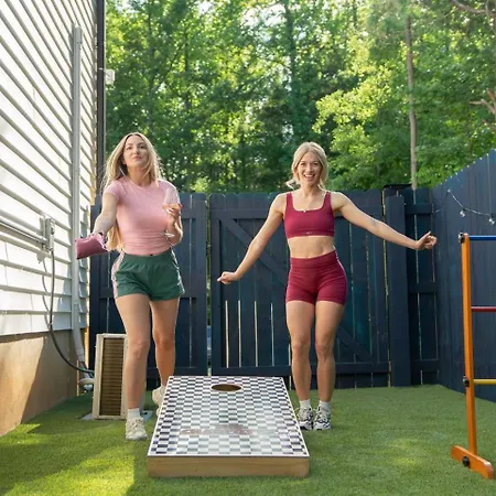 New! Hottub+pickleball+gameroom+movies+golf+games Holiday home Charlotte