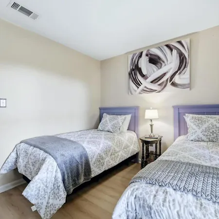 Uptown 3br Oasis - Ice Bath, Firepit, Private Yard *
